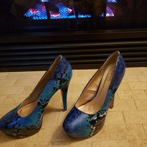 Beautiful gently used Qupid brand pumps.